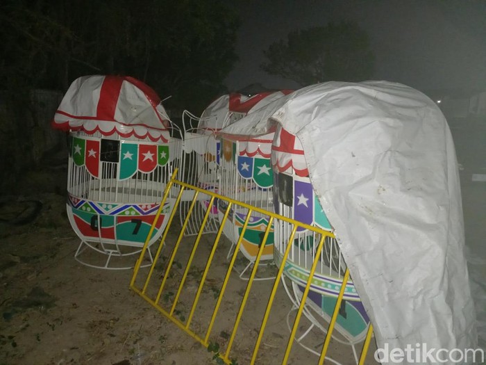 Wahana bianglala pasar malam di Karanganyar rontok menimpa mobil, Selasa malam (21/111/2023).