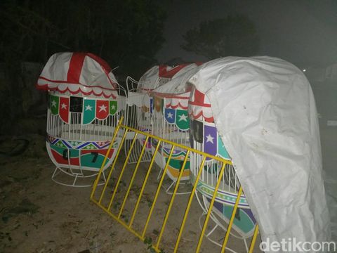 Wahana bianglala pasar malam di Karanganyar rontok menimpa mobil, Selasa malam (21/111/2023).