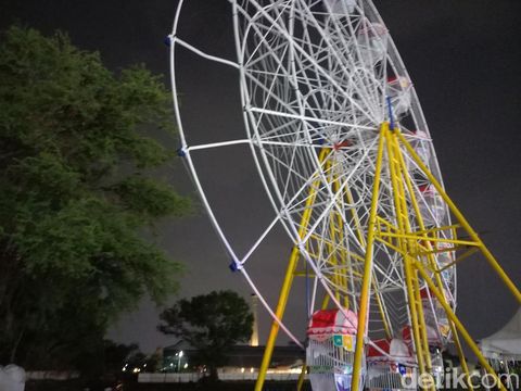 Wahana bianglala pasar malam di Karanganyar rontok menimpa mobil, Selasa malam (21/111/2023).