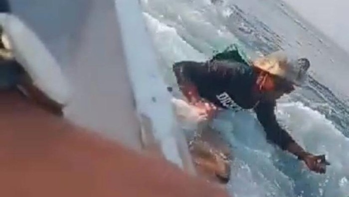 Dua perahu long boat yang membawa total 30 orang penumpang terlibat tabrakan di Perairan Pulau Tomia Kabupaten Wakatobi, Sulawesi Tenggara (Sultra).