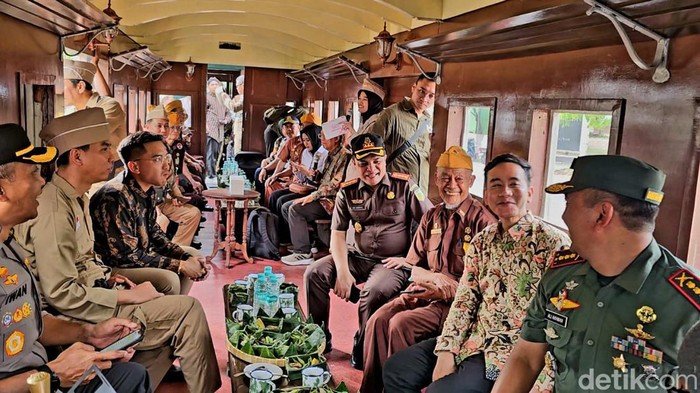 Wali Kota Solo Gibran Rakabuming Raka dan Kanjeng Gusti Pangeran Adipati Aryo (KGPAA) Mangkunegoro X menaiki kereta uap Jaladara, Selasa (21/11/2023).