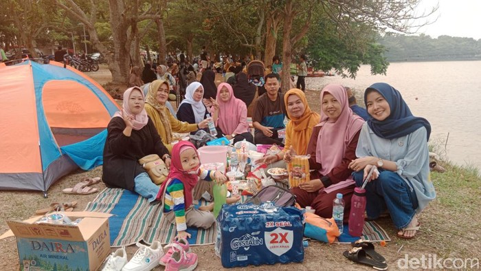 Warga Palembang menonton bulutangkis sambil piknik di JSC