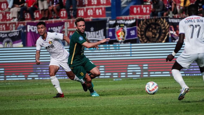 Ze Valente saat masih berseragam Persebaya dan menghadapi Persik.