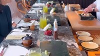 Spesial di hari Valentine, Sandra yang merupakan penggemar hidangan Jepang memilih sushi autentik untuk makan siangnya dengan Harvey. Foto: Instagram @sandradewi88