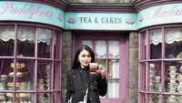 Berlibur ke Jepang, Sandra tak melewatkan minuman butterbeer di Universal Studios yang ada di Osaka. Foto: Instagram @sandradewi88