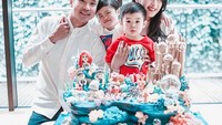 Merayakan ulang tahun di rumah saja, Sandra dapat kejuat kue dengan tema ‘The Little Mermaid’ yang menjadi tokoh Disney kesukaannya. Foto: Instagram @sandradewi88