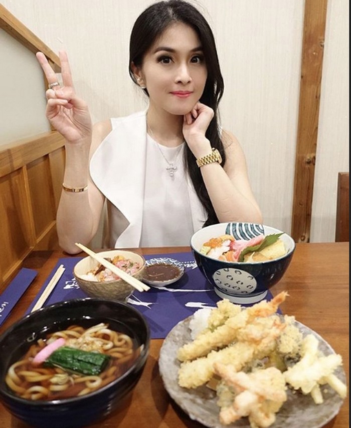 10 Potret Sandra Dewi Saat Ngantre Makanan di Paris hingga Makan Katsu di Jepang