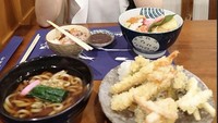 Terakhir ini salah satu koleksi foto Sandra saat makan udon hingga tempura ala Jepang. Foto: Instagram @sandradewi88