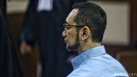 Andhi mendengarkan dakwaan yang dibacakan oleh jaksa. 