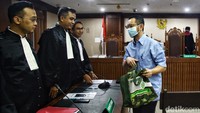 Andhi sempat menyapa jaksa penuntut umum sebelum meninggalkan ruang sidang. 