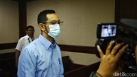 Andhi meninggalkan ruang sidang usai menjalani sidang dakwaan. 