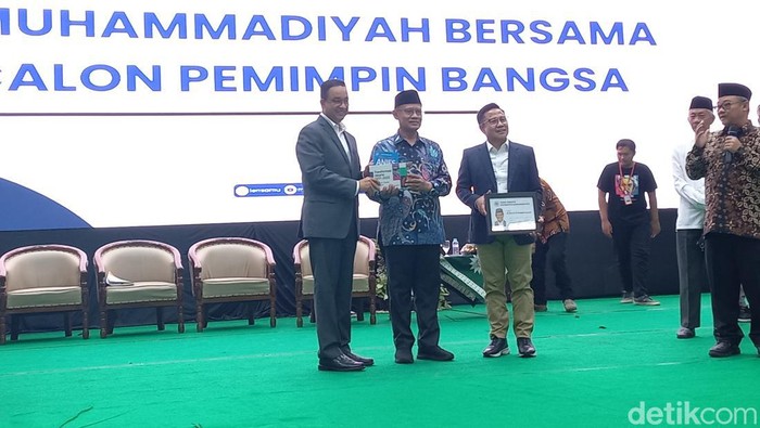 Anies Baswedan dan Muhaimin Iskandar (Cak Imin) di acara Dialog Terbuka Muhammadiyah Bersama Calon Pemimpin Bangsa, di Edutorium UMS, Solo, Rabu (22/11/2023).