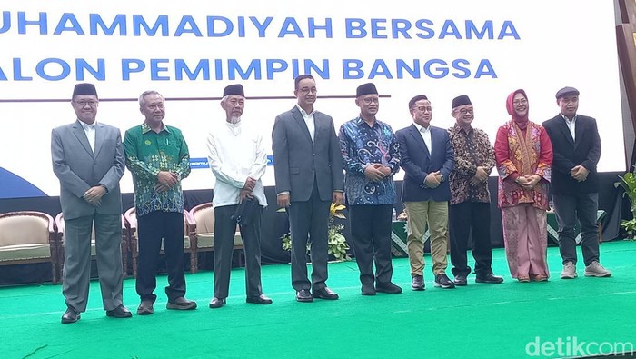 Anies Baswedan dan Muhaimin Iskandar (Cak Imin) di acara Dialog Terbuka Muhammadiyah Bersama Calon Pemimpin Bangsa, di Edutorium UMS, Solo, Rabu (22/11/2023).