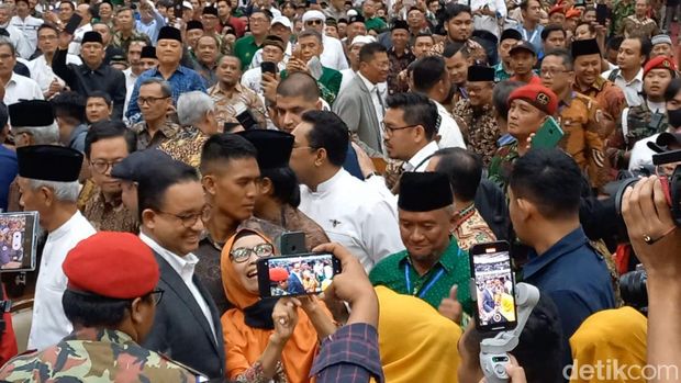 Anies Baswedan dan Muhaimin Iskandar (Cak Imin) hadir di acara Dialog Terbuka Muhammadiyah Bersama Calon Pemimpin Bangsa di Edutorium UMS, Solo, Rabu (22/11/2023).
