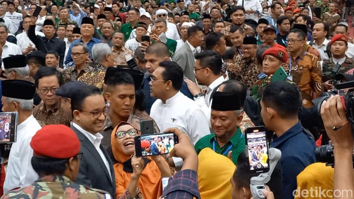 Anies Baswedan dan Muhaimin Iskandar (Cak Imin) hadir di 
acara Dialog Terbuka Muhammadiyah Bersama Calon Pemimpin Bangsa di Edutorium UMS, Solo, Rabu (22/11/2023).