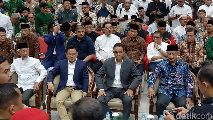 Anies Baswedan dan Muhaimin Iskandar (Cak Imin) hadir di 
acara Dialog Terbuka Muhammadiyah Bersama Calon Pemimpin Bangsa di Edutorium UMS, Solo, Rabu (22/11/2023).