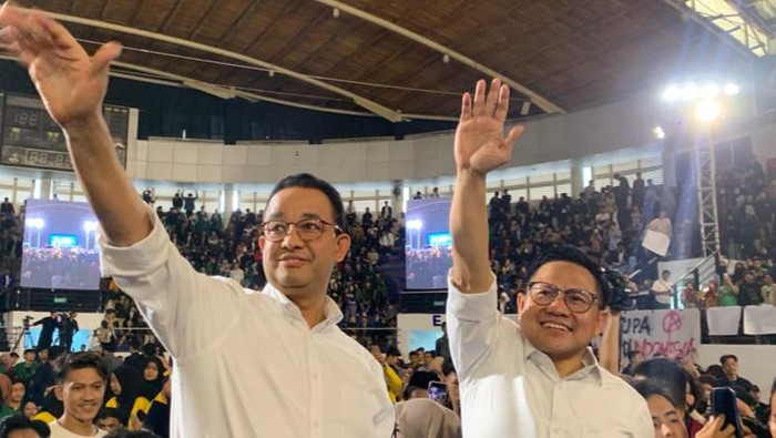 Anies - Muhaimin saat menghadiri acara Diskusi & Diseminasi Mahasiswa Mendebat Capres-Cawapres di DBL Arena Surabaya, Rabu (22/11/2023).
