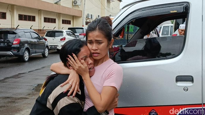 Aprilina Sihombing, ibu dari Aldi Sahilatua Nababan (23), menangis sambil berpelukan dengan Monalisa Nababan di depan RS Bhayangkara (Goklas Wisely/detikSumut).