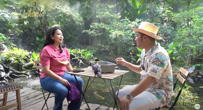 Dalam bincang-bincangnya bersama Feni Rose, Irfan Hakim mengungkapkan jika biaya membangun aviary miliknya itu mencapai miliaran. Ketika ditanya apakah mencapai Rp 3 miliar, Irfan hanya menjawab, ‘nggak usah dibahas lah itu”. Yang jelas Irfan hanya menyebut jika biayanya lebih dari Rp 1 miliar. Foto: YouTube/deHakims Aviary