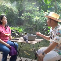 Dalam bincang-bincangnya bersama Feni Rose, Irfan Hakim mengungkapkan jika biaya membangun aviary miliknya itu mencapai miliaran. Ketika ditanya apakah mencapai Rp 3 miliar, Irfan hanya menjawab, ‘nggak usah dibahas lah itu”. Yang jelas Irfan hanya menyebut jika biayanya lebih dari Rp 1 miliar. Foto: YouTube/deHakims Aviary