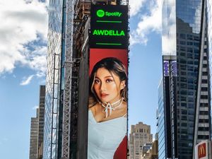 Giliran Wajah Awdella Terpampang di New York Times Square