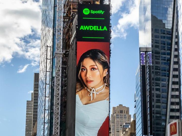 Awdella toreh prestasi, wajahnya terpampang di billboard New York Times Square.