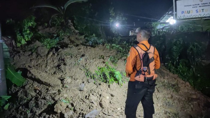 Banjir-Longsor Terjang Leuwiliang Bogor, Akses Jalan Kampung Tertutup