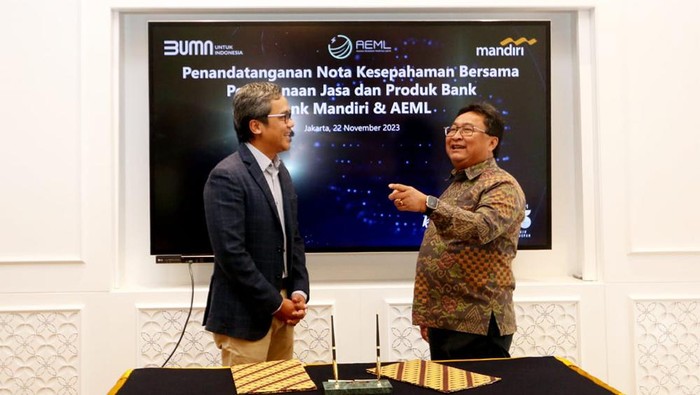 Bank Mandiri Bersinergi dengan AEML Ketua Umum Asosiasi Ekosistem Mobilitas Listrik (AEML) Dannif Danusaputro dan SEVP Micro & Consumer Finance Bank Mandiri Josephus K. Triprakoso usai menandatangani perjanjian kerjasama di bidang perbankan di Jakarta, Rabu (22/11).