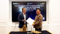 Ketua Umum Asosiasi Ekosistem Mobilitas Listrik (AEML) Dannif Danusaputro dan SEVP Micro & Consumer Finance Bank Mandiri Josephus K Triprakoso usai menandatangani perjanjian kerjasama di bidang perbankan di Jakarta, Rabu (22/11/2023). 