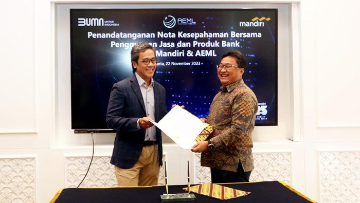Bank Mandiri Bersinergi dengan AEML Ketua Umum Asosiasi Ekosistem Mobilitas Listrik (AEML) Dannif Danusaputro dan SEVP Micro & Consumer Finance Bank Mandiri Josephus K. Triprakoso usai menandatangani perjanjian kerjasama di bidang perbankan di Jakarta, Rabu (22/11).