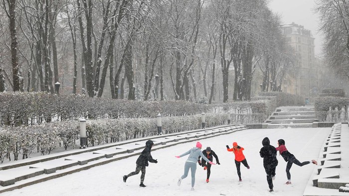 Municipal workers remove snow in a park during a first snowfall, amid Russia's attack in Ukraine, in Kyiv, Ukraine November 22, 2023. REUTERS/Valentyn Ogirenko