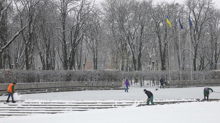 Municipal workers remove snow in a park during a first snowfall, amid Russia's attack in Ukraine, in Kyiv, Ukraine November 22, 2023. REUTERS/Valentyn Ogirenko