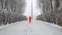 Hujan salju hari pertama terjadi di Kyiv, Ukraina, 22 November 2023. 