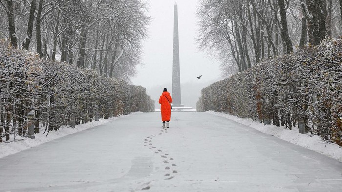 Municipal workers remove snow in a park during a first snowfall, amid Russia's attack in Ukraine, in Kyiv, Ukraine November 22, 2023. REUTERS/Valentyn Ogirenko