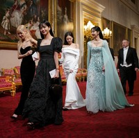 Gayanya dilengkapi dengan koleksi pouch Fendi berwarna silver dengan aksen kristal seharga $4,600 atau Rp 71 jutaan. Foto: via REUTERS/POOL