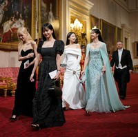Keempat personel BLACKPINK menjadi tamu kehormatan di Buckingham Palace di London, Inggris pada Selasa (21/11/2023) waktu setempat. Dalam kesempatan itu, Lisa tampil standout memakai gaun berwarna tosca. Sedangkan Jennie, Jisoo, dan Rose memakai gaun berwarna monokrom. Foto: via REUTERS/POOL