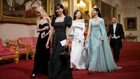 Anggota girl band Korea Selatan BLACKPINK menghadiri Perjamuan Kenegaraan selama kunjungan kenegaraan Presiden Korea Selatan, di Istana Buckingham di London, Inggris, Selasa (21/11/2023). (Yui Mok/Pool via REUTERS)