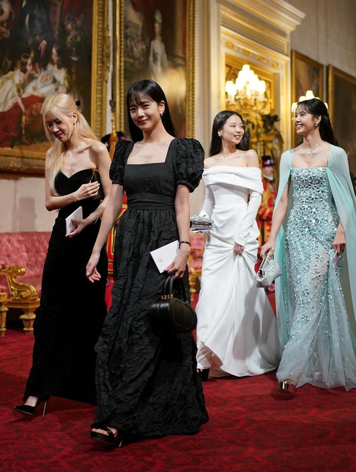 BLACKPINK Jadi Tamu Kehormatan di Istana Buckingham Inggri Members of South Korean girl band Blackpink attend the State Banquet during the South Korean President state visit, at Buckingham Palace in London, Britain November 21, 2023. Yui Mok/Pool via REUTERS