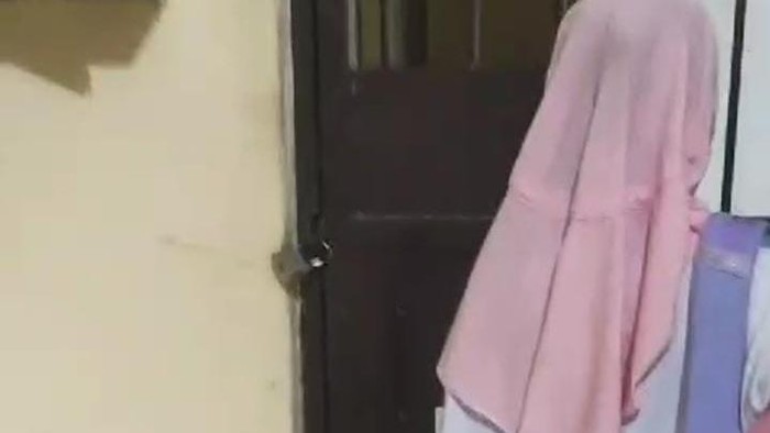 Bocah perempuan bernama Marsela Adam (6) di Pohuwato, Gorontalo mendatangi ruangan tahanan Polsek Paguat untuk bertemu ibunya.