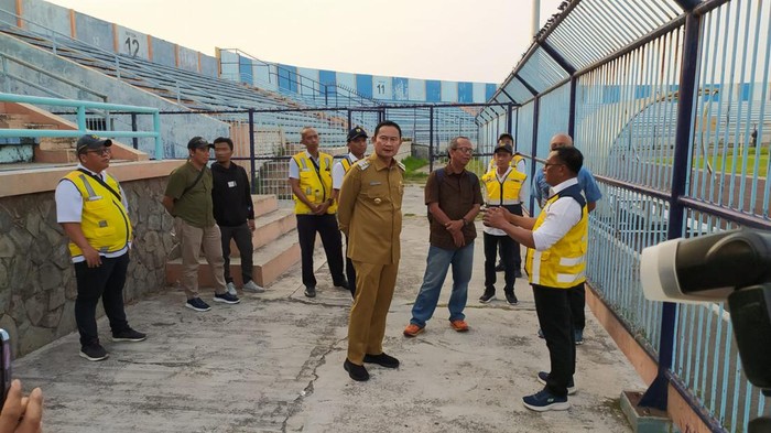 Bupati Lamongan Yuhronur Efendi saat memeriksa Stadion Surajaya.