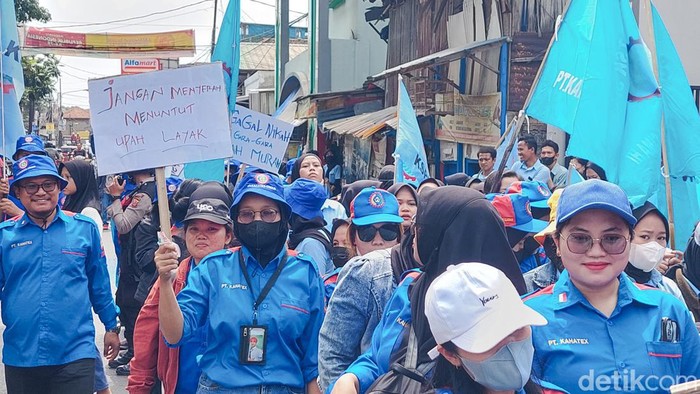 Buruh Cimahi Gelar Aksi Unjuk Rasa Tolak Kenaikan UMP dan Minta UMK Naik 25 Persen Buruh Cimahi Gelar Aksi Unjuk Rasa Tolak Kenaikan UMP dan Minta UMK Naik 25 Persen