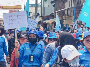 Buruh Cimahi Gedor Pabrik Saat Unjuk Rasa Minta UMK Naik 25 Persen