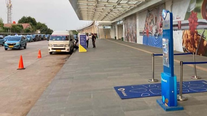 Damri Bandara Soetta Kini Hadir di Stasiun Kereta Cepat Halim Damri dari dan menuju Bandara Internasional Soekarno Hatta kini bisa di akses dari Stasiun Kereta Cepat Halim. Layanan Damri berada di pintu utara area Stasiun Kereta Cepat Halim.