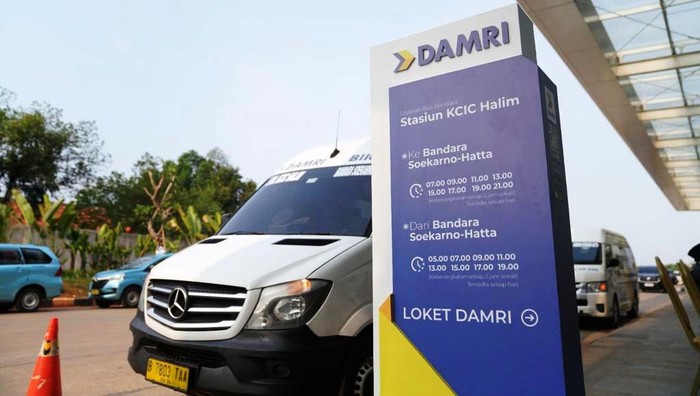 Damri dari dan menuju Bandara Internasional Soekarno Hatta kini bisa di akses dari Stasiun Kereta Cepat Halim. Layanan Damri berada di pintu utara area Stasiun Kereta Cepat Halim.