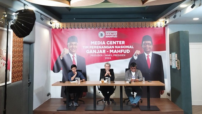 Deputi Hukum TPN Ganjar Pranowo-Mahfud Md, Todung Mulya Lubis, di Media Center TPN Ganjar-Mahfud, Jalan Cemara nomor 19, Jakarta, Selasa (21/11/2023).