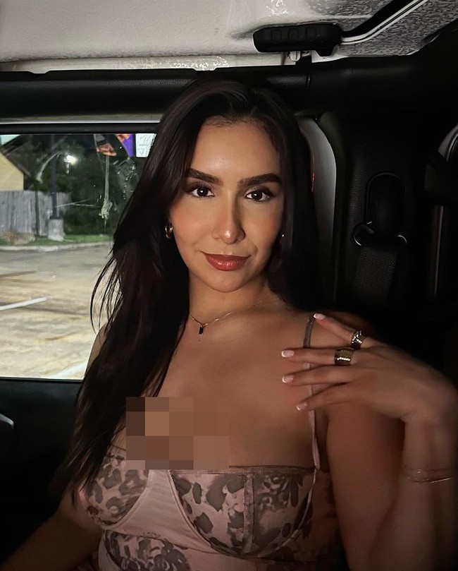 Untuk mengisi waktu luang tampaknya wanita kelahiran Texas, AS tersebut memilih untuk beralih karier sementara. Baru-baru ini, di Instagram ia mengumumkan telah membuka akun OnlyFans. “Are you ready for my OF page?” tulisnya dalam postingan yang mempromosikan akunnya. Foto: Instagram Deyaris Arai