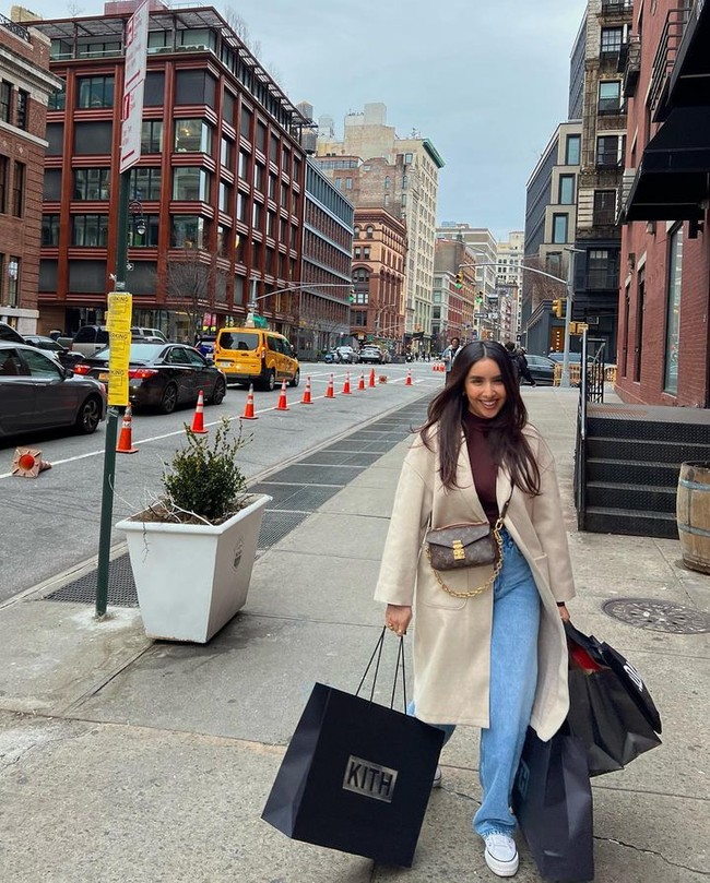 Jadi, sekarang tidak lagi main bola? Apa kamu tidak mau main di Brasil saja? Ada lowongan di sini karena timnas yang kekurangan, tulis netizen di kolom komentar postingan. Foto: Instagram Deyaris Arai