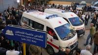 Dua ambulans membawa jenazah jurnalis yang tewas akibat serangan roket Israel di Lebanon. AP Photo/Bilal Hussein.