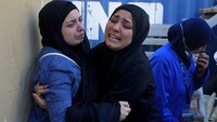 Keluarga tak kuasa menahan kesedihannya di luar rumah sakit di Beirut. AP Photo/Bilal Hussein.