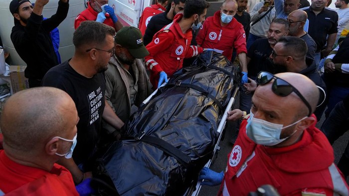 Dua Jurnalis Tewas Akibat Serangan Roket Israel di Lebanon Dua orang jurnalis tewas akibat serangan roket Israel di dekat perbatasan Lebanon dengan Israel, Selasa (21/11/2023). Dua jurnalis itu adalah Farah Omar dan Rabih al-Maamari.
